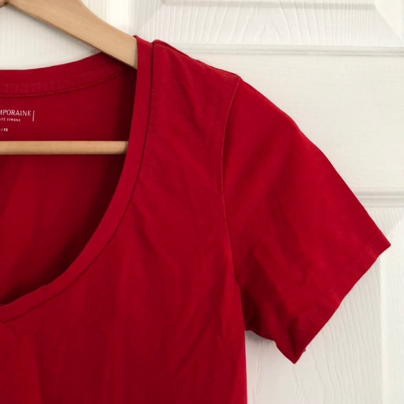 Red v-neck t-shirt from La Contemporaine by Simons - Picture 3 of 6
